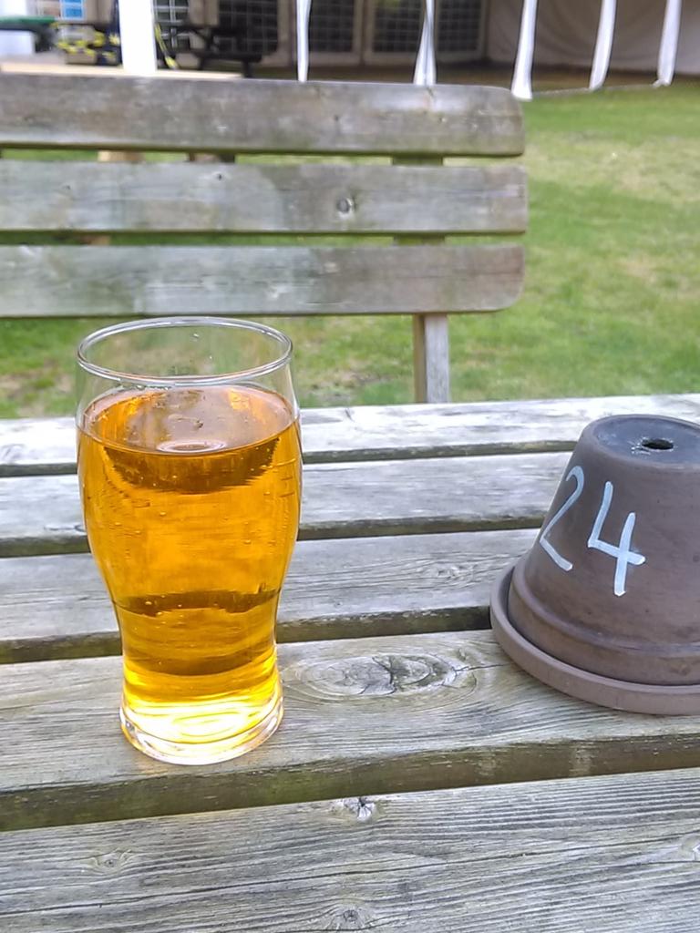 LjHemming's tweet photo. Lilys mango cider @WhiteHorseUpton #afternoondelight https://t.co/l0FvnWupqm