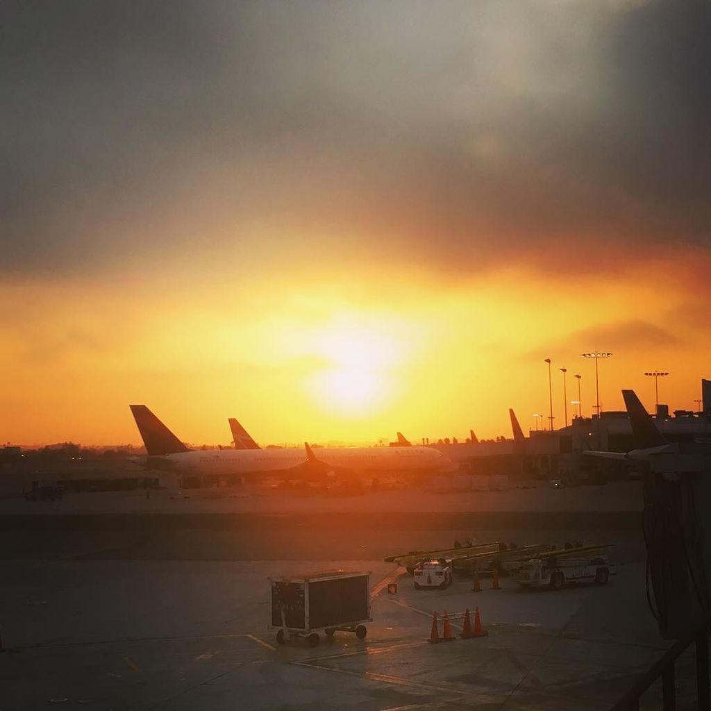 Laureline's tweet photo. California blur - overbooked, delayed, over delayed, exhausted, zombified but THERE! #when11hoursturninto31 #losti⦠https://t.co/7LM0tYi1Ps https://t.co/GvqJ0Fjw7u
