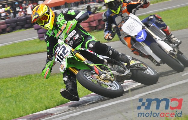 MotorExpertz's tweet photo. Seri 1 ISC 2017: Farhan Hendro Jawara Kelas SM250 Pro https://t.co/8kQyeC2yGA https://t.co/Fw84nrvLxC