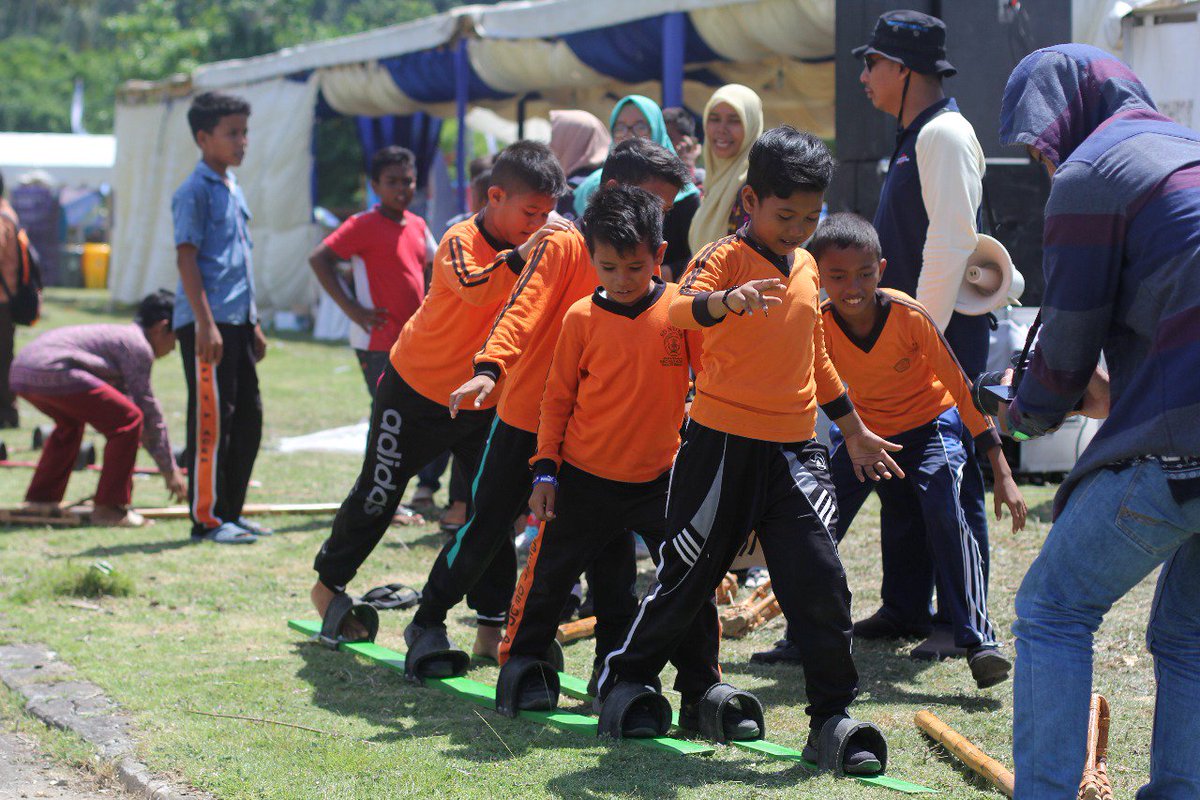 iloveaceh's tweet photo. @aceh_disbudpar @Kemenpar_RI @pesonaid_travel @humasaceh @ceritadestinasi @BTJ_AP2 @donkardono @ayo_jalan2 @fceallachain @andreOPA @jalan2men @Rahmadhani1111 @Poetra_az @serambinews @Tereza_1969 @Kemdikbud_RI @investinaceh @ebo_mansyur @USAIDEducation @wanti_one @Wanda_hp @Iqbal_Mhd @genpiaceh @genpi_id Permainan rakyat juga menjadi bagian dari daya tarik wisata termasuk lintas umur dalam menyukseskan acara festival. #PesonaPuloAceh https://t.co/NLZq8Pfnss