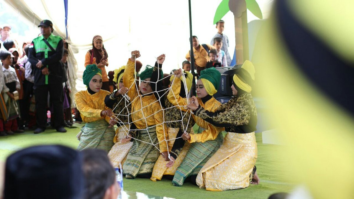 iloveaceh's tweet photo. @aceh_disbudpar @Kemenpar_RI @pesonaid_travel @humasaceh @ceritadestinasi @BTJ_AP2 @donkardono @ayo_jalan2 @fceallachain @andreOPA @jalan2men @Rahmadhani1111 @Poetra_az @serambinews @Tereza_1969 @Kemdikbud_RI @investinaceh @ebo_mansyur @USAIDEducation @wanti_one @Wanda_hp @Iqbal_Mhd @genpiaceh @genpi_id Tarek Pukat menjadi salah satu kesenian yg kental dgn masyarakat yg berada di perairan laut. #PesonaPuloAceh https://t.co/3mQUrdKzjD