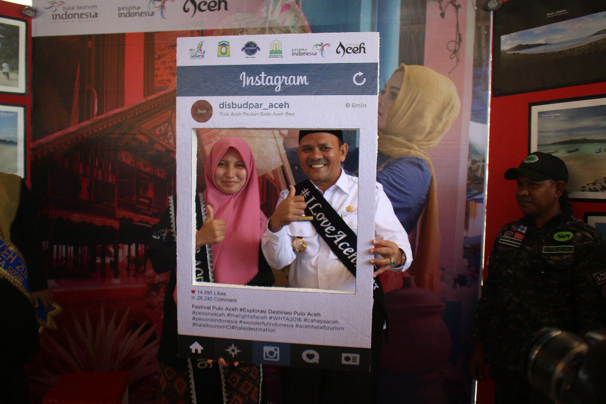 iloveaceh's tweet photo. @aceh_disbudpar @Kemenpar_RI @pesonaid_travel @humasaceh @ceritadestinasi @BTJ_AP2 @donkardono @ayo_jalan2 @fceallachain @andreOPA @jalan2men @Rahmadhani1111 @Poetra_az @serambinews @Tereza_1969 @Kemdikbud_RI @investinaceh @ebo_mansyur @USAIDEducation @wanti_one @Wanda_hp @Iqbal_Mhd @genpiaceh @genpi_id CEO Aceh Besar bersama @DutaRayeuk ikut eksis di Festival Pulo Aceh 2017. #PesonaPuloAceh https://t.co/yuBBDlDUl7