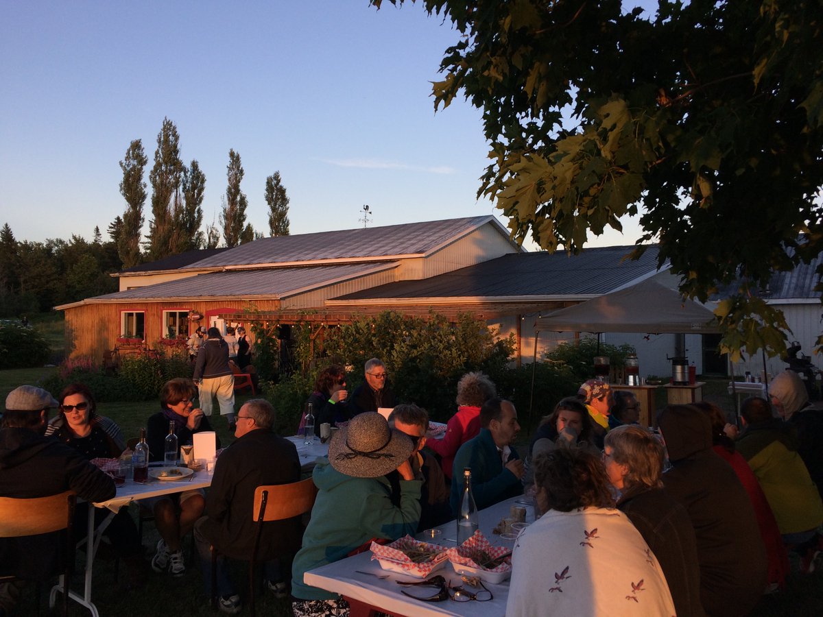 JulieAubeDtP's tweet photo. Super BBQ musical à saveur de Bellechasse hier au Ricaneux #defiboirelocal #prenezlechamp @ChaudApp @TerroirSaveurs https://t.co/uYR373aeUb https://t.co/6ZxRKOIP6d