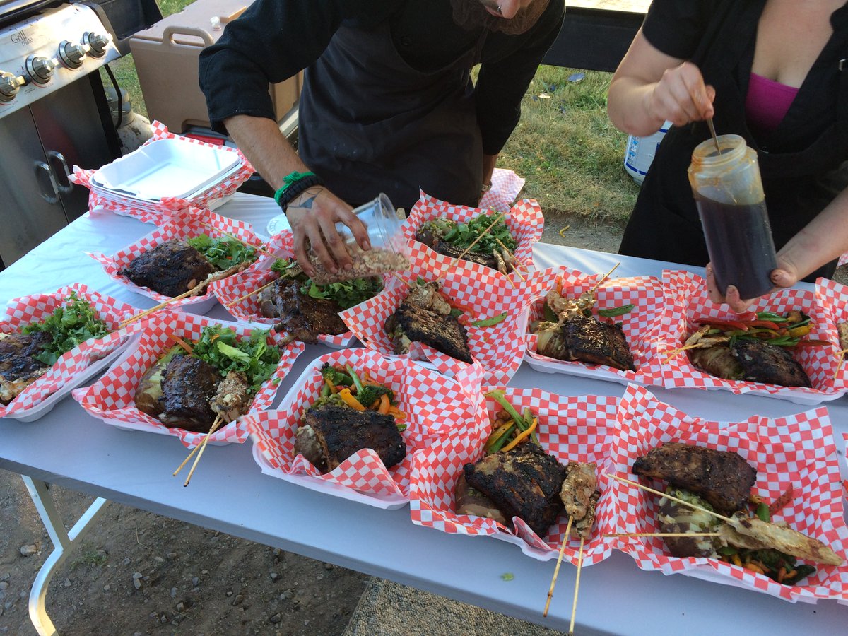 JulieAubeDtP's tweet photo. Super BBQ musical à saveur de Bellechasse hier au Ricaneux #defiboirelocal #prenezlechamp @ChaudApp @TerroirSaveurs https://t.co/uYR373aeUb https://t.co/6ZxRKOIP6d