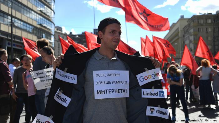Около 1000 человек в Москве выступили против цензуры в интернете и за реабилитацию осужденных за репосты и "лайки"
bit.ly/2eFO3R6