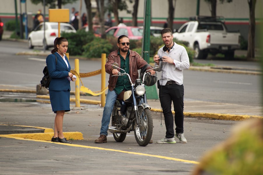 cinetc's tweet photo. Detrás de cámaras #SouvenirLaPeliculaMx de @ArmondCohen 
con @MarcoPerezTV y @paugaitan https://t.co/qmdxLjyX4y
