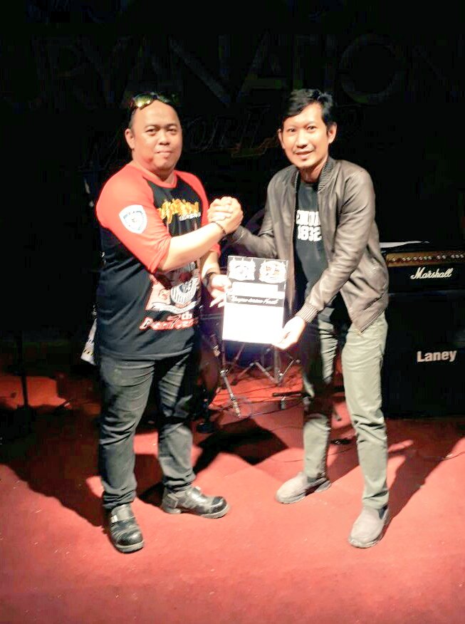 KK menerima penghargaan dr Asosiasi Komunitas Tertib Lalu Lintas #Askomtiblan (Asosiasi Bikers Se-Sultra) yg ditrima oleh Ketum <a href="/racilzcode/">Racil Z Code</a>