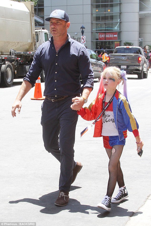 WomanWhoLaughs's tweet image. El hijo de Liev Schreiber ha ido a la Comic-Con disfrazado de Harley Quinn. ✨