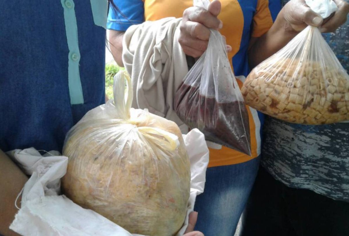 ElNacionalWeb's tweet photo. [ATENCIÓN] Las precarias condiciones en las que comen jóvenes presos en Guanare https://t.co/LZYSSTxIMK  https://t.co/0jm3zHg88l