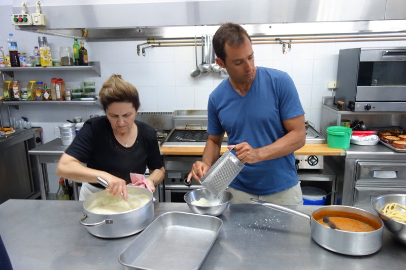 FindinGreece_'s tweet photo. Wondering what to do on the #greekislands ? Why not joining a #Cooking class? #fun , #yummy and easy! #amorgos #Greece #HealthyLiving https://t.co/yc2C0sOxx3