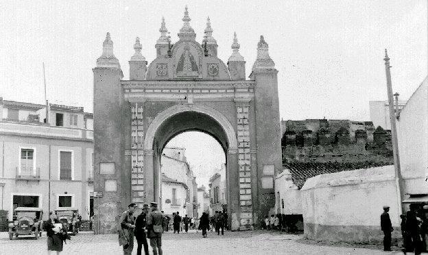 SevillaInsolita's tweet photo. Puerta y muralla de la Macarena.

Año 1931. https://t.co/VIYgUVHbiY