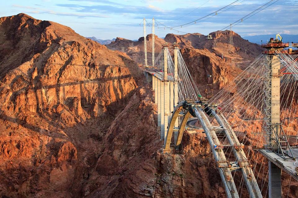 Indazakhan's tweet photo. إنشاء كوبري معلق أمام سد هوفر بالولايات المتحدة 
#HooverDam #USA 
#هندسة #مهندس #engineering #civilengineering #engineer https://t.co/yOlhxXRszL