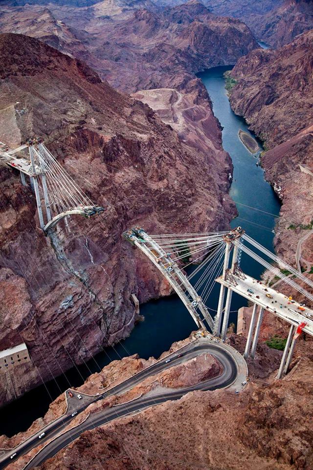 Indazakhan's tweet photo. إنشاء كوبري معلق أمام سد هوفر بالولايات المتحدة 
#HooverDam #USA 
#هندسة #مهندس #engineering #civilengineering #engineer https://t.co/yOlhxXRszL