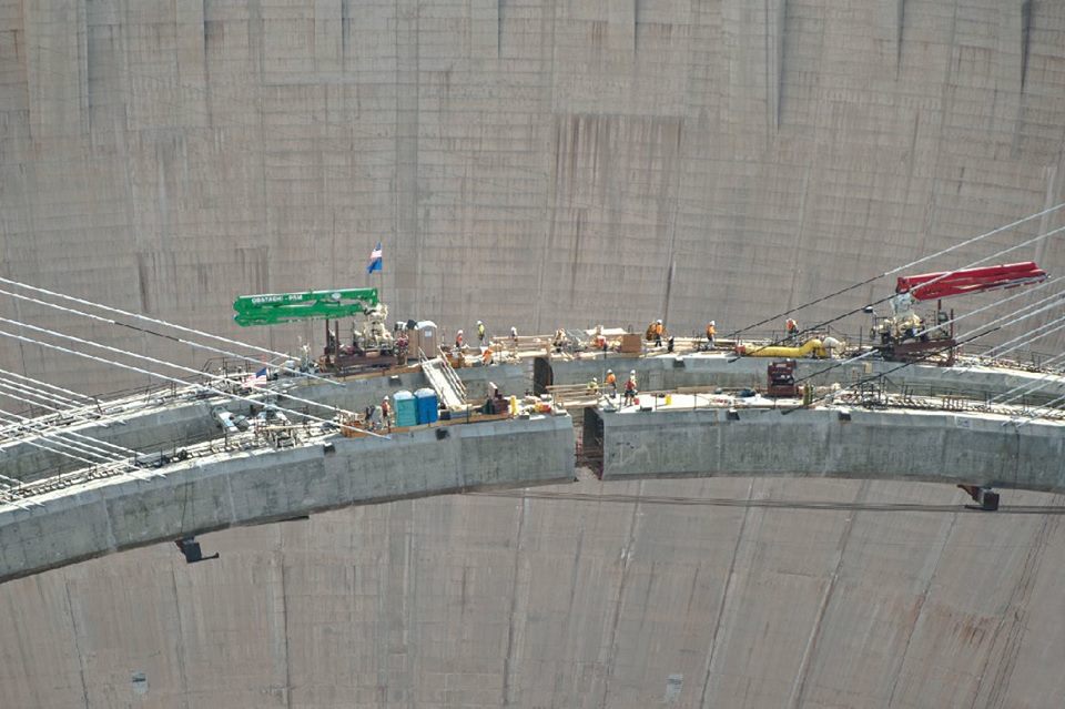 Indazakhan's tweet photo. إنشاء كوبري معلق أمام سد هوفر بالولايات المتحدة 
#HooverDam #USA 
#هندسة #مهندس #engineering #civilengineering #engineer https://t.co/yOlhxXRszL