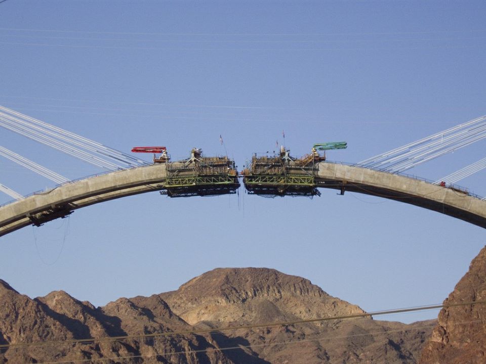 Indazakhan's tweet photo. إنشاء كوبري معلق أمام سد هوفر بالولايات المتحدة 
#HooverDam #USA 
#هندسة #مهندس #engineering #civilengineering #engineer https://t.co/yOlhxXRszL