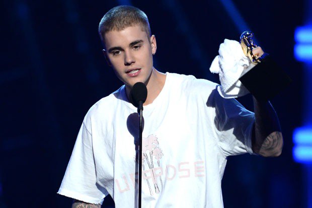 formybiebsx's tweet photo. META: MIL COMENTÁRIOS
CADA UM COMENTA MAIS DE CEM VEZES. BORA ESTAMOS ABAIXANDO A DIFERENÇA! RT RT RT

#MTVHottest Justin Bieber https://t.co/IVaC8i19Rd