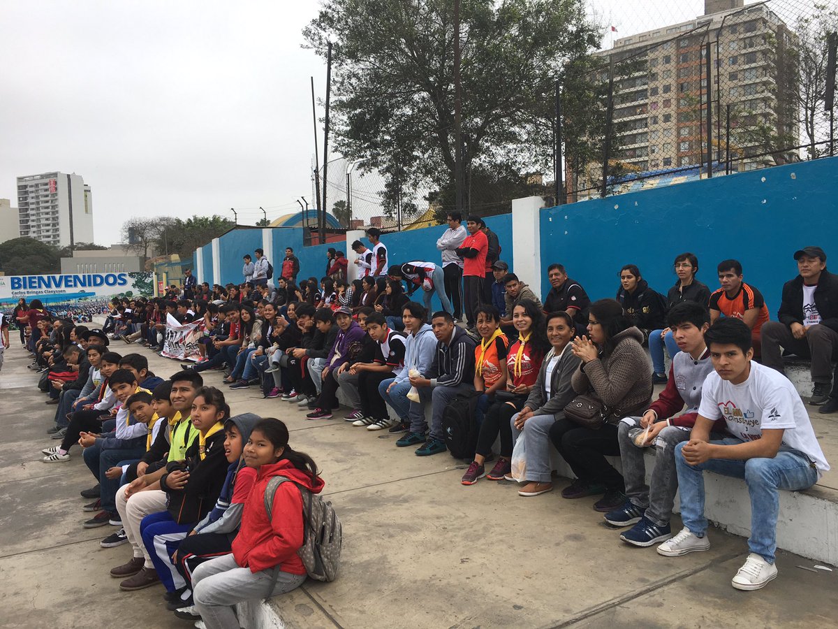 DanielRomeroMa's tweet photo. La fuerza de la juventud para servir a Dios y a la comunidad. #APC #Caleb2017 Acción solidaria en Jesús María. @YudyVilladeRome https://t.co/LYwm1TIOp7