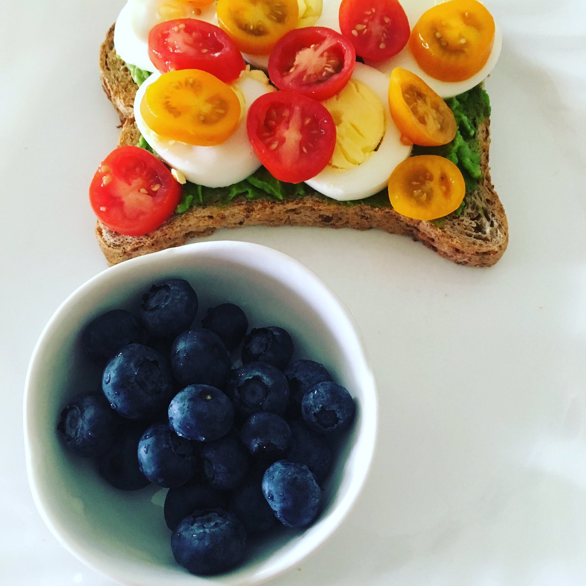 MaryTelford's tweet photo. Hello #breakfast #avocadotoast #egg #tomato #bluberries #eatwellfeelwell #eatcleantraindirty #sproutedgrainbread @sproutedbread https://t.co/xz8z1NQYFi