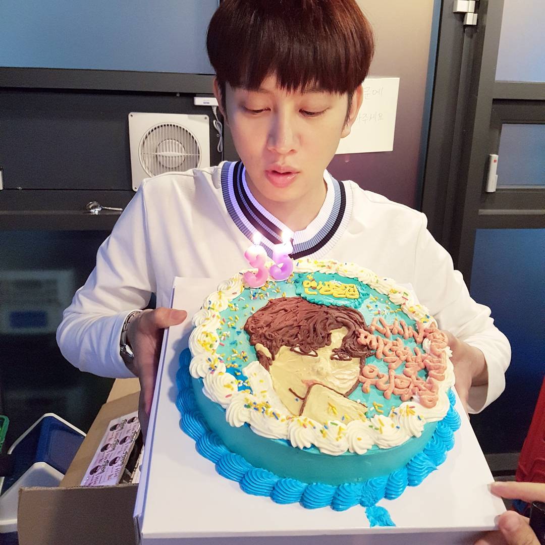 isli1102's tweet photo. 희쌈 커플티 찾았다ㅠㅠㅠㅠ
이쯤대면 그냥 둘이 사겨줘ㅠㅠㅠ https://t.co/hNhI0Vi5Wo