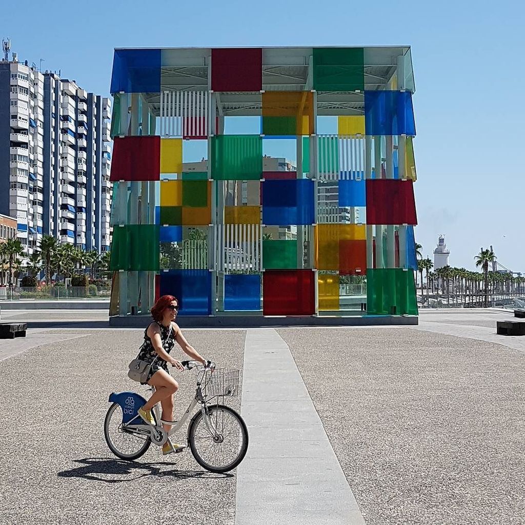 Cuentaviajescom's tweet photo. El azul del cielo es único en cada lugar que visitas.  El contraste con el cubo de colores del @centrepompidoumalaga es precioso si además … https://t.co/Ke1Vs995QP