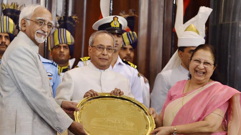 news24tvchannel's tweet image. विदाई भाषण में इंदिरा गांधी को याद कर भावुक हुए प्रणब मुखर्जी #PranabMukherjee #IndiraGandhi #FarewellS goo.gl/m1sFpg