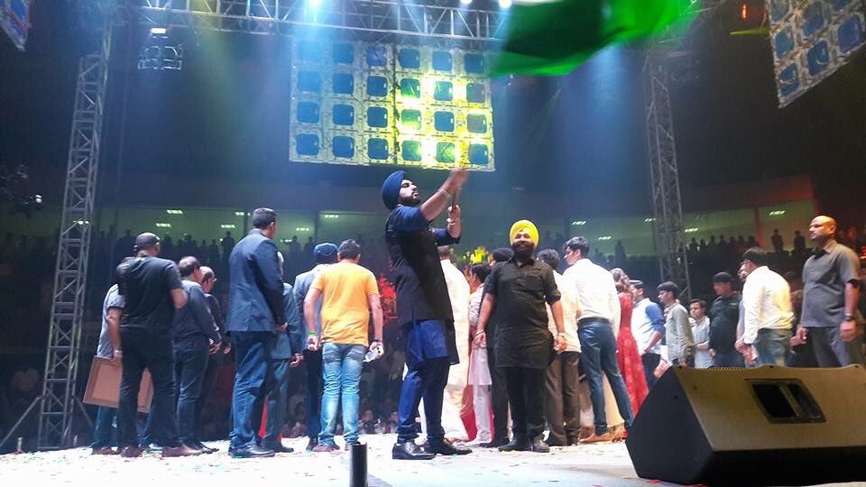 arjunkusafc's tweet image. [NEW PIC] Arjun Kapoor waves the Indian flag 🇮🇳 with pride at #SadbhawnaDiwas in Delhi 📷