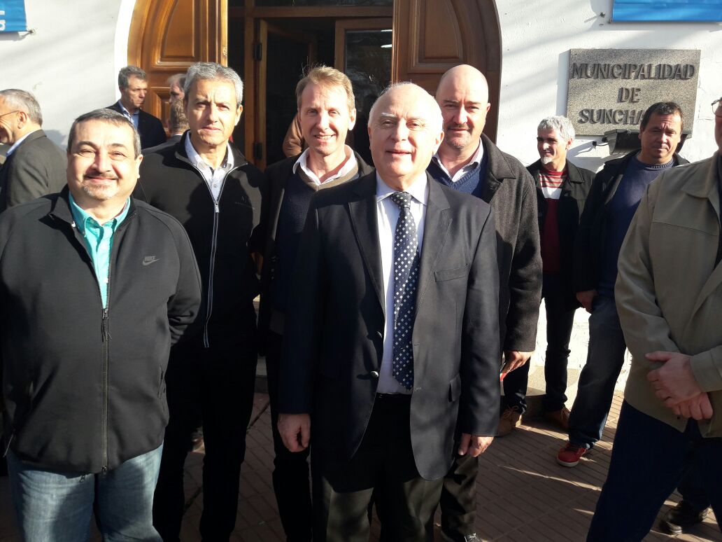 pabloapinotti's tweet photo. @MiguelLifschitz entregó $1 millón para los Clubes @UnionSunchales y @CDLibertadSun #SantaFePresente #GobiernodeProximidad https://t.co/77ASzTd7uJ