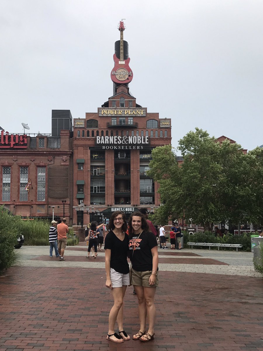 If you take a teacher to an O's game...she'll manage to find a giant bookstore and a very good excuse to browse through the entire thing. 😍📚