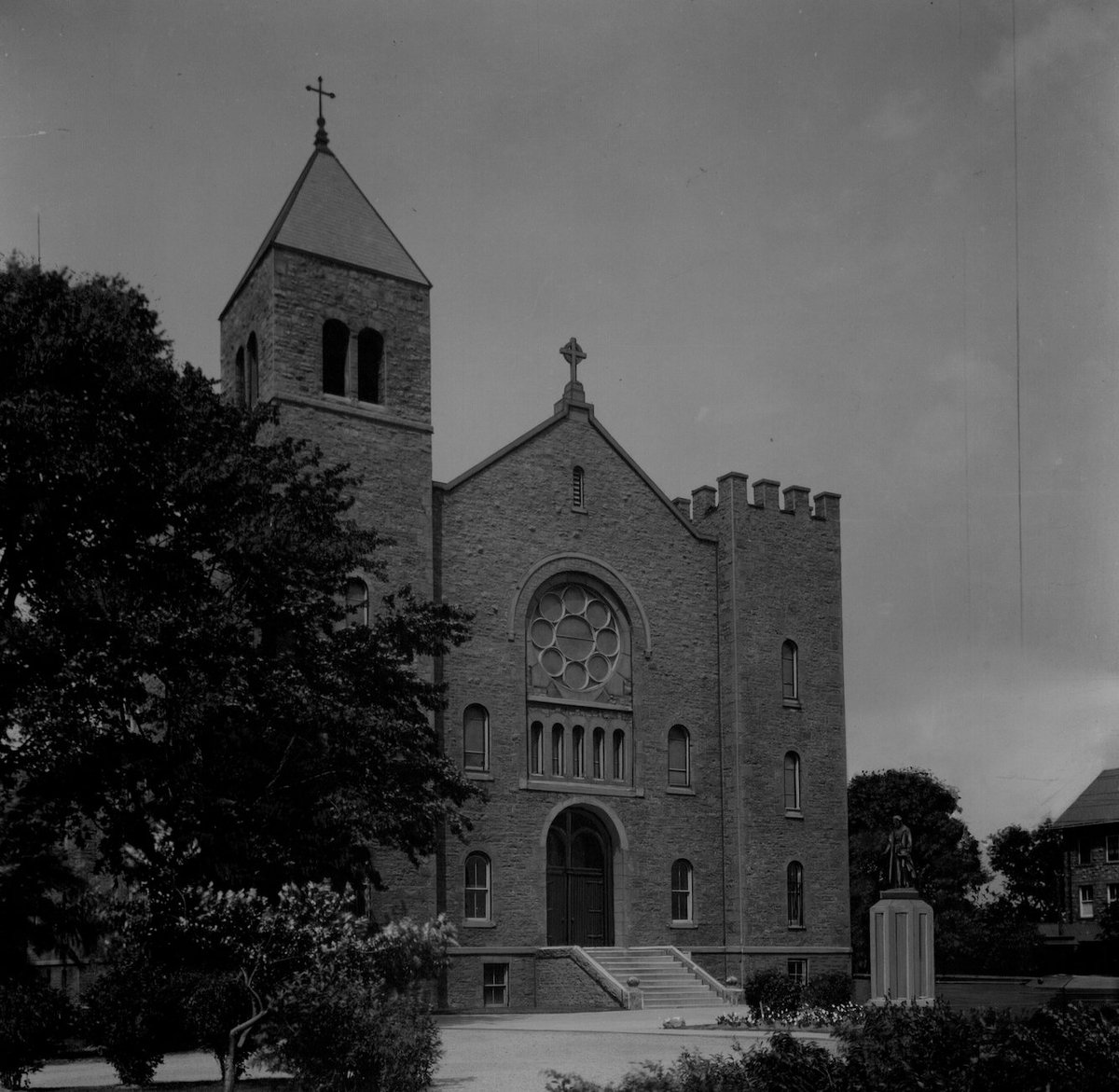 niagarauSMA's tweet photo. #FlashbackFriday to Niagara University Chapel in 1956.

#NUSMA https://t.co/Oiwe1yc9Mw