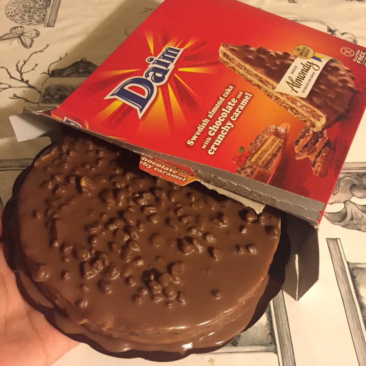 sanaqzo__'s tweet photo. เค้กอันนี้อร่อยมากกกกก เนื้อแน่น😭  พิกัด อีเกีย 320฿ ต้องไปลอง 👏🏻🍫 @aroii  #อร่อยไปแดก https://t.co/Id3tmkH3GT