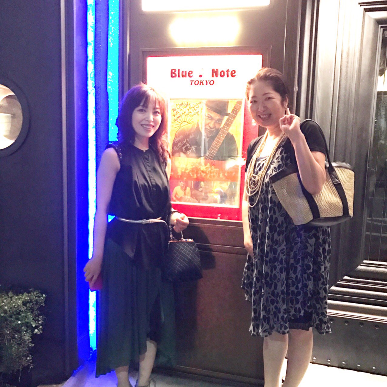 吉田朋代 ブルーノート東京に行って来ました インコグニートのブルーイがプロデュースするユニットのライブ 想像以上にグルーヴィーでコードの流れとか最高でした ラストはミラーボールも回ってオールスタンディングに 音楽産業不況と言っても足を運べ