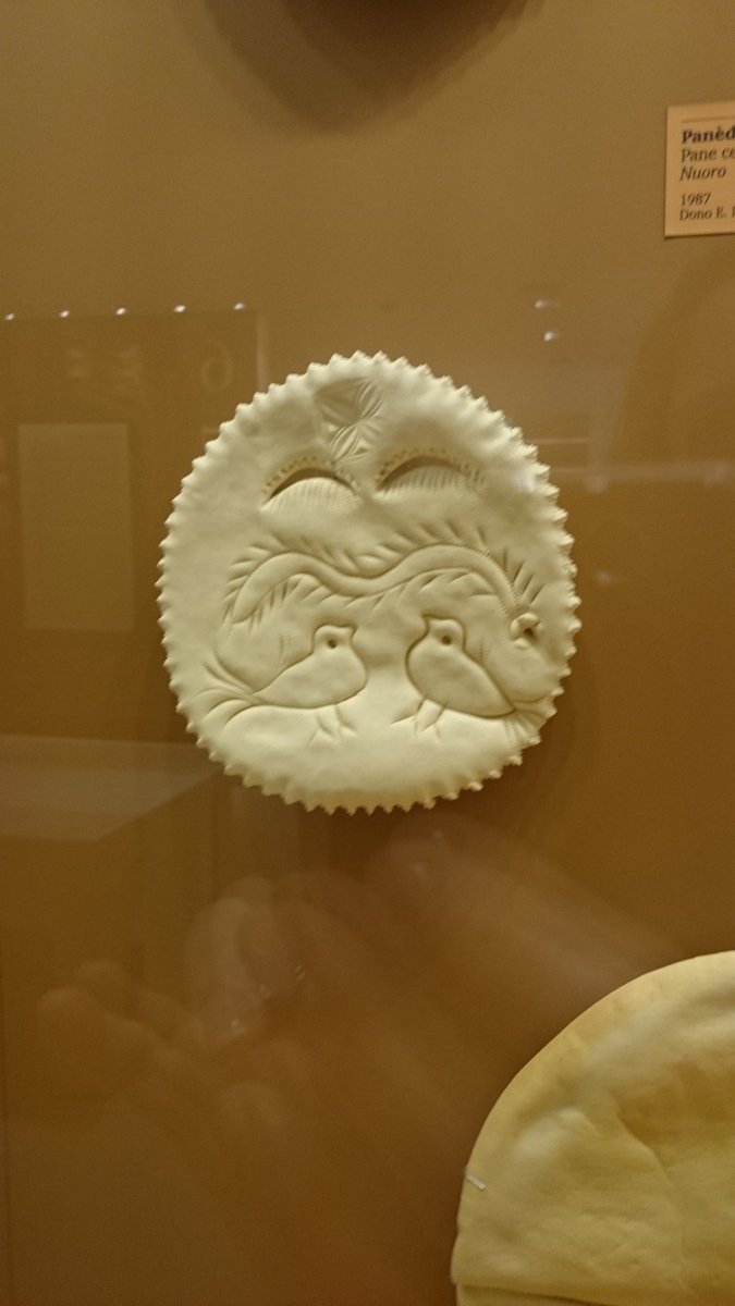 Jenny_barsby's tweet image. Whole showcase of 🍞 exhibits! Museo Ethnografico Sardo #conservationproblems no sign of insects though 😊