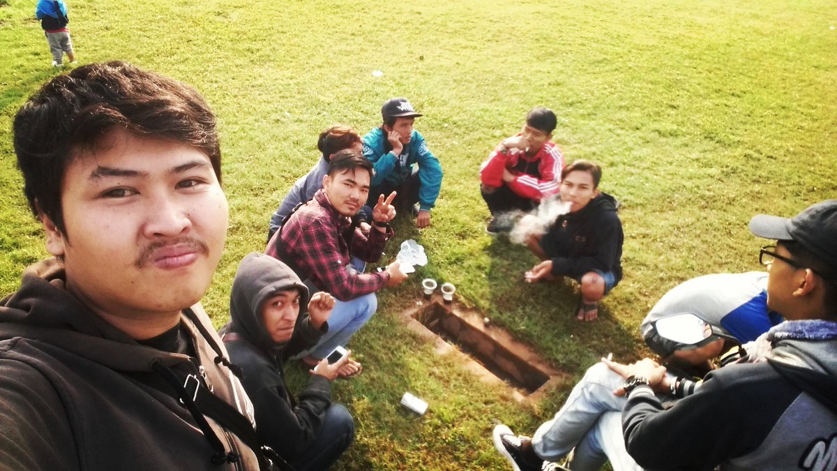 si_uwa_herdi's tweet photo. Selagi belom nikah mh masih bisa kumpul-kumpul sma kawan" dong 😂😂 #moalwakanikah #masihhayanggawejengulinkeneh #brigif #cimahi #rojali https://t.co/lls2hYRYVy