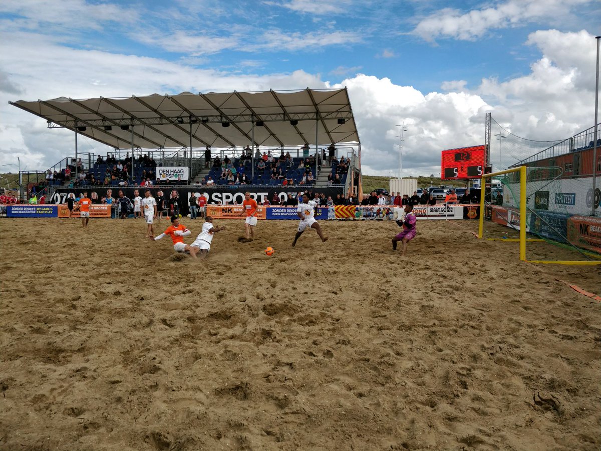 BeachSoccerBond's tweet photo. BS Egmond pakt de landstitel door een zege op BS Rotterdam. Gefeliciteerd!

@BeachstadiumNL 

#BeachSoccer #BSBN #NK https://t.co/aGnRVdjToL