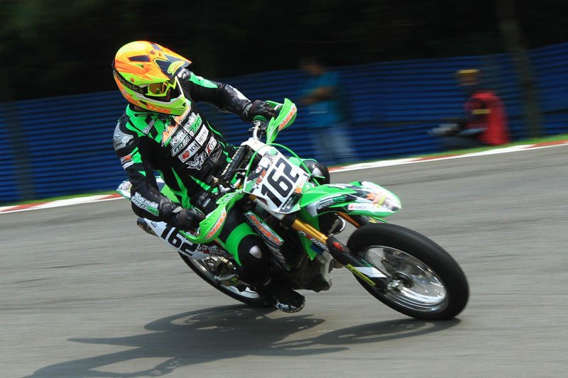 NaikMotor_ID's tweet photo. Farhan Hendro Tak Terbendung di Kejurnas SM 250 Pro ISC 2017 https://t.co/VD7iUMCLZx https://t.co/YQZ3mFKjXy