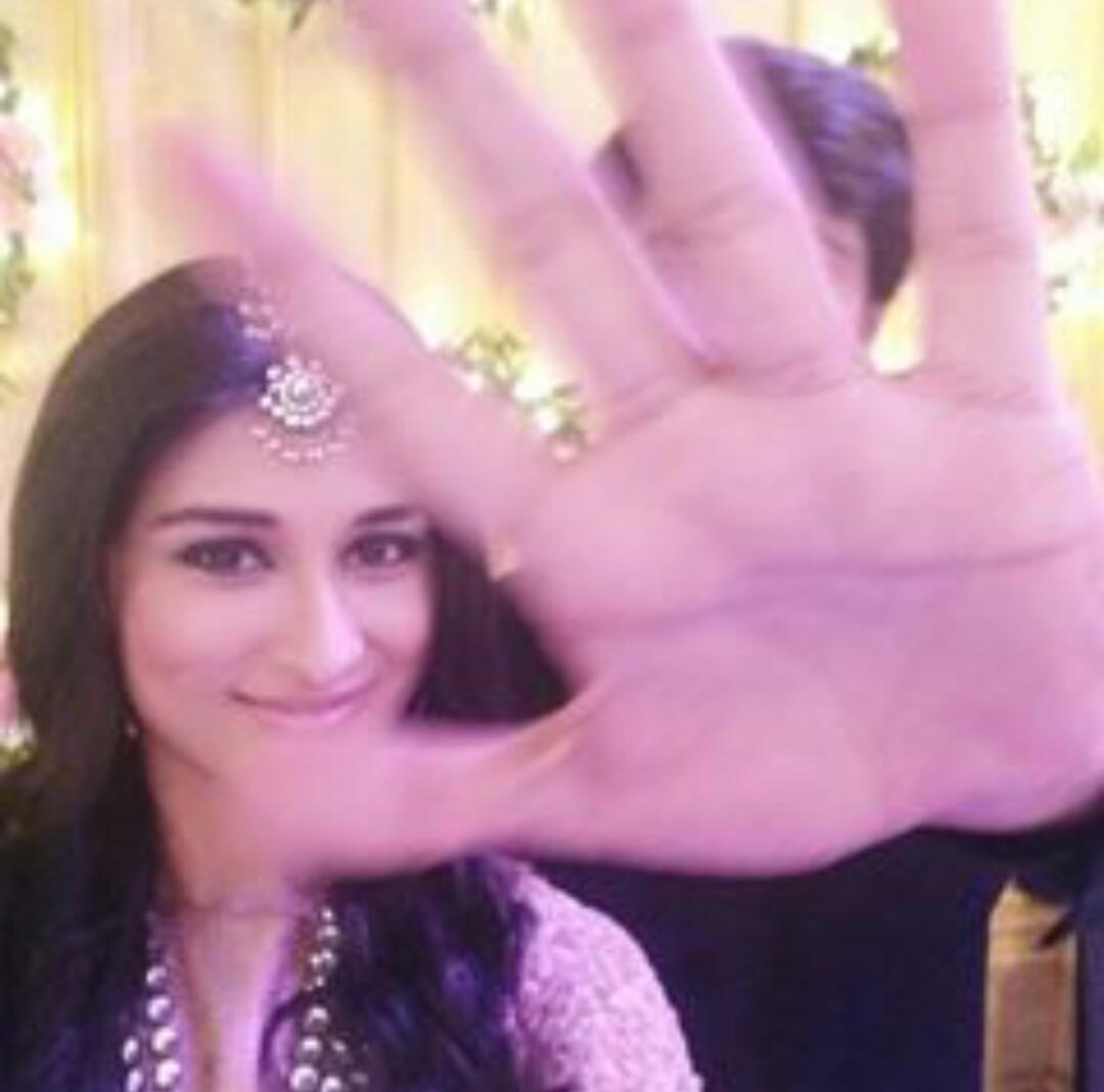 Sheenians's tweet photo. #QuestionOnAkSheen 5
Why is Akshay hiding his face in this picture?😂
#100EpisodesOfPiyaaAlbela #PiyaaAlbela https://t.co/8dvgdYRw5M