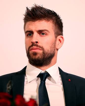 MANCITY_SM's tweet photo. REFORÇO! De última hora fechamos a compra de Pique, jogador desembarca agora pela manhã em Manchester, e já vai pro jogo contra o @Spurs_sm https://t.co/FBye0EXsL4