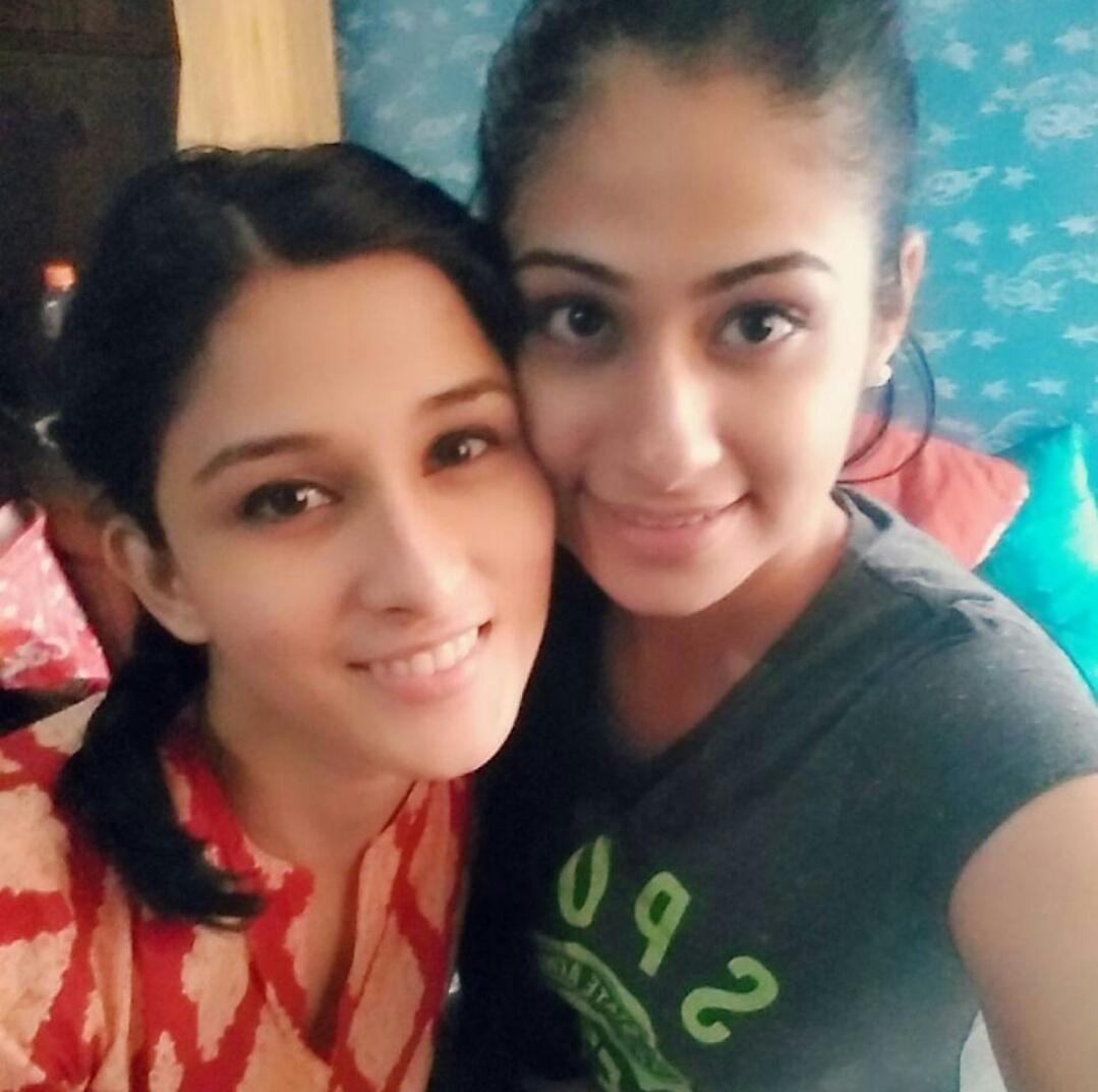 Sheenians's tweet photo. #QuestionOnAkSheen 6
Sheen is with whom in this picture?
#100EpisodeOfPiyaaAlbela #PiyaaAlbela #SheenIsQueen https://t.co/bZaDuagsKy