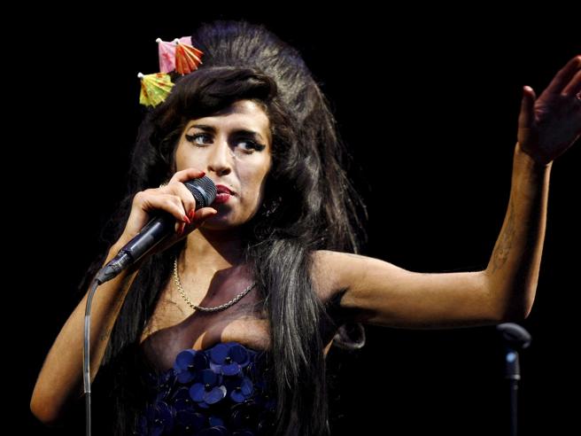 Corriere's tweet photo. Sei anni fa moriva Amy Winehouse https://t.co/3QB0kYt0BU https://t.co/Ro06PiQ8Vs