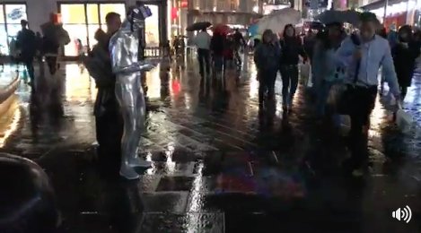 cuellarbrown's tweet photo. busking live-stream at Leicester Square and Piccadilly Circus  https://t.co/RC7LclSupe @CloudsExpressD @artsconnectionf #art https://t.co/LMavX2uuyU