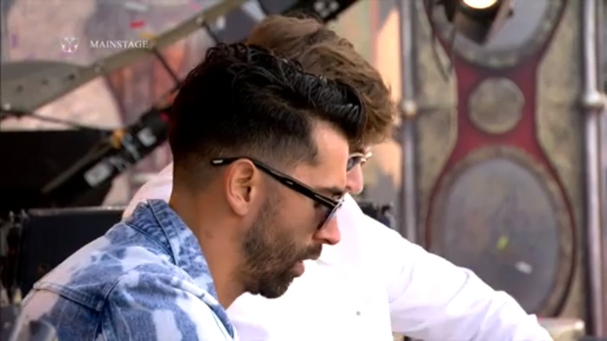 YellowClaw_MX's tweet photo. @YELLOWCLAW  tocando en el main stage de @tomorrowland 
En vivo por: https://t.co/8xReVzm1Wo

#YellowClaw #Tomorrowland https://t.co/q2ITYomKE1