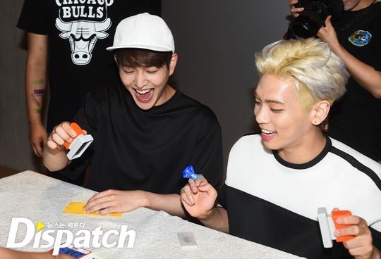 pics_onew's tweet photo. ちょうど夏ですね!!本当仲良し:)
#SHINee #onew #jonghyun #hyunew #onjong https://t.co/BW6fM4Tdzn