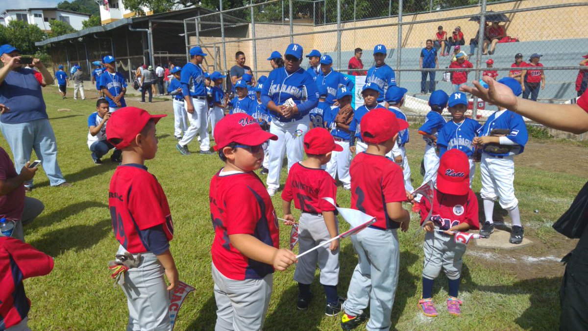 PasionRojaGT's tweet photo. #RuddyGiron "En el corazón de nuestros niños ha prevalecido el amor al juego y a compartir. Aprendiendo en la exigencia real. #VamosUSAC" https://t.co/JWRkN0pJXy