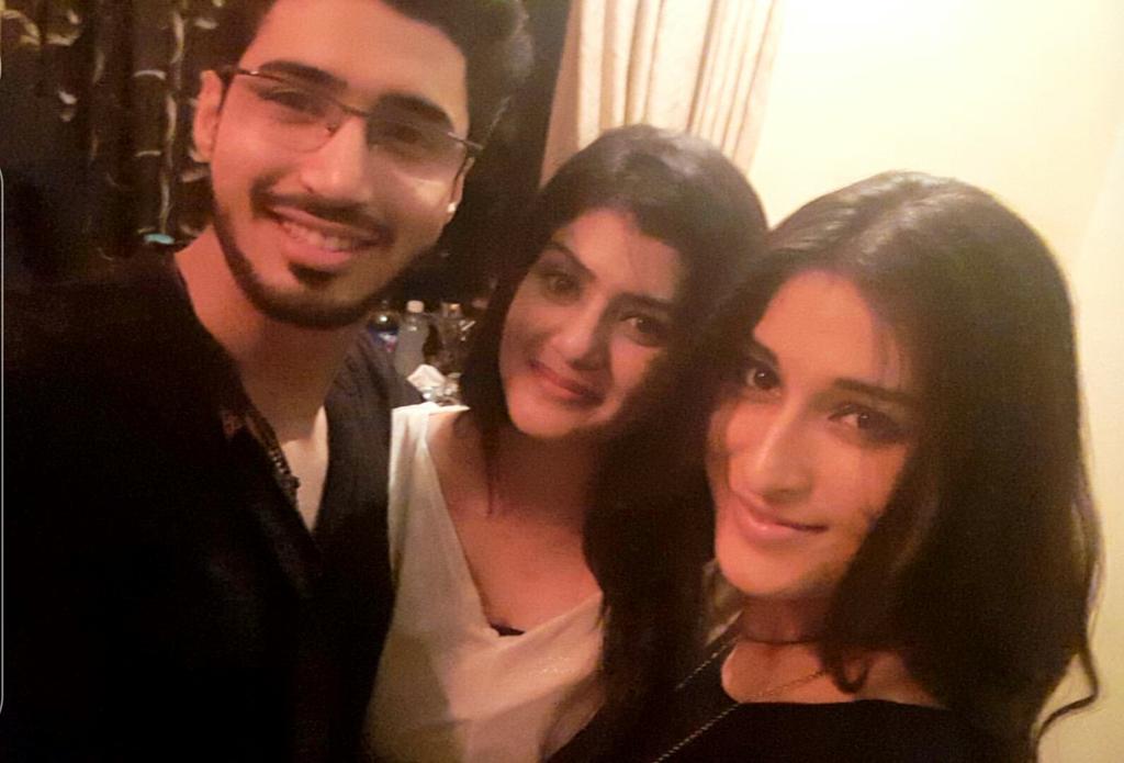 Sheenians's tweet photo. #QuestionOnAkSheen 9
What is the occasion in this picture?
#100EpisodesOfPiyaaAlbela #PiyaaAlbela https://t.co/L1P3rrDJ3X