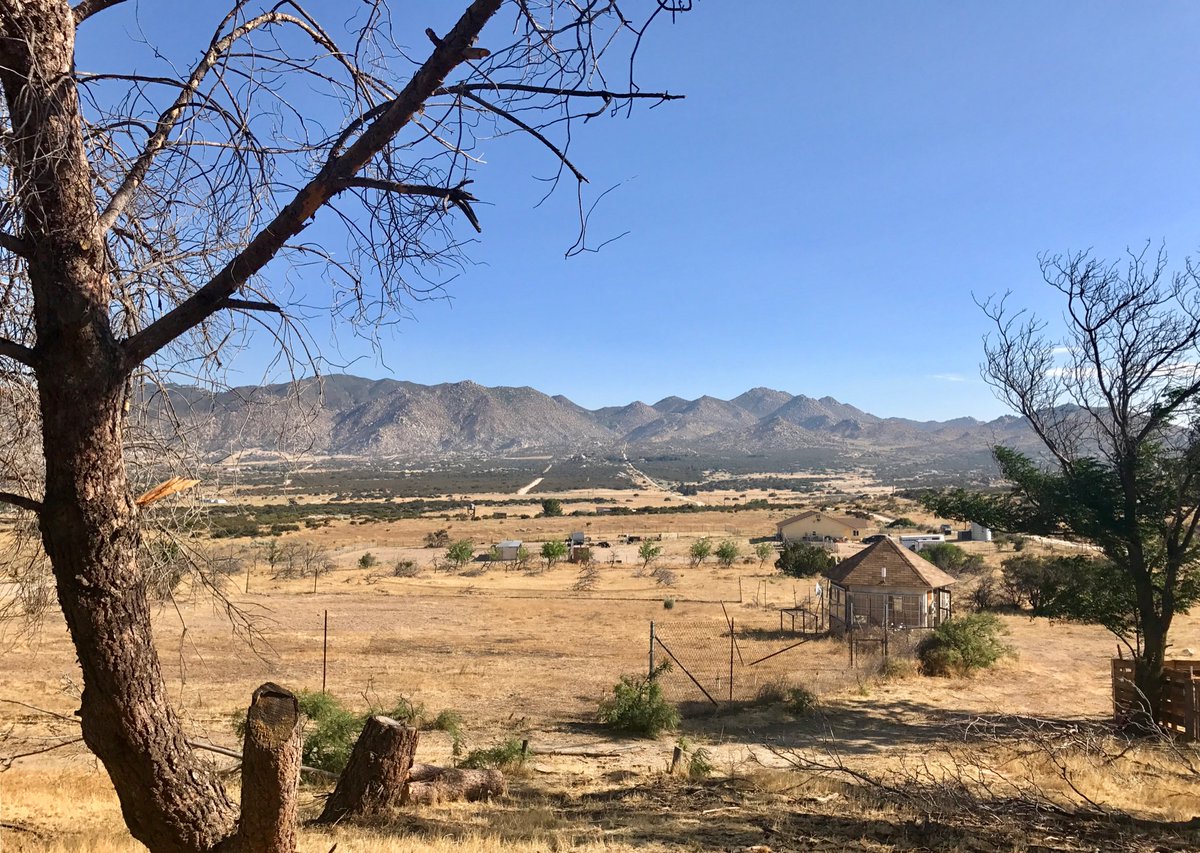 thenewkrystal's tweet image. Few #LostFire updates today, but the sky looks ok from here. Our hills burned recently, so not much fuel this direction. Be safe, San Diego!