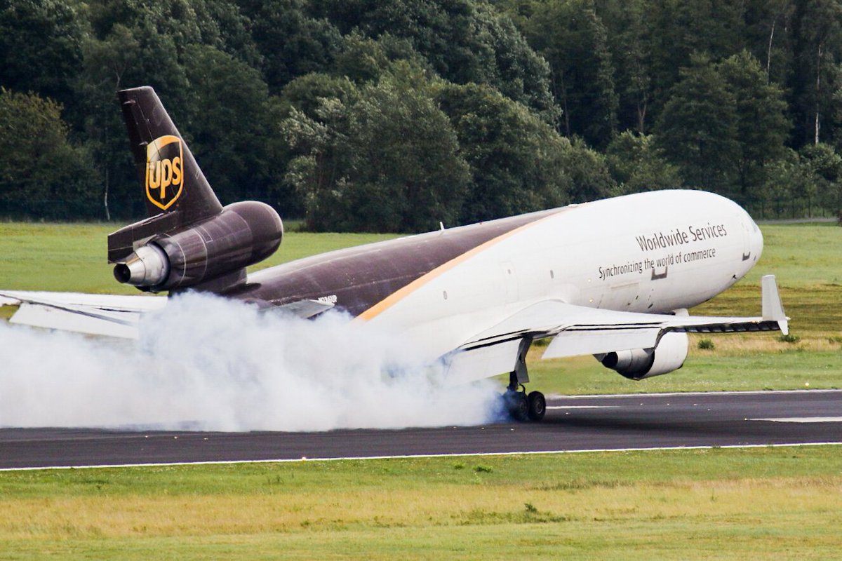 Aviation_Pic's tweet photo. @UPS @AirportCGN 
#md11 
Md11 touchdown runway 14.
23.07.2017 https://t.co/ris7W2fyDA
