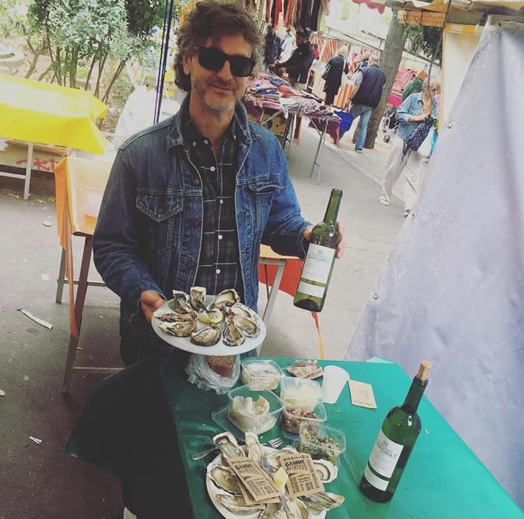 Domingo de mercado en Bastille. Ostras, vino blanco #Amigos #Almuerzo #Paris