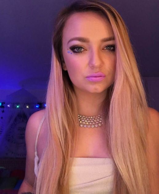 foreverBLONDES's tweet photo. SO freakin CUTE ♥️♥️ @CarmenCallaway3  😍 #blonde #inLOVE #THATlipstick https://t.co/RqbZ0pJfQo
