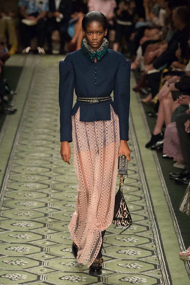 accessrunway's tweet photo. Burberry Spring/Summer 2017 #london https://t.co/D30p0Vwq4N London #lfw #fashionshow #runway #fashion #Burberry https://t.co/weu2TiYvPn