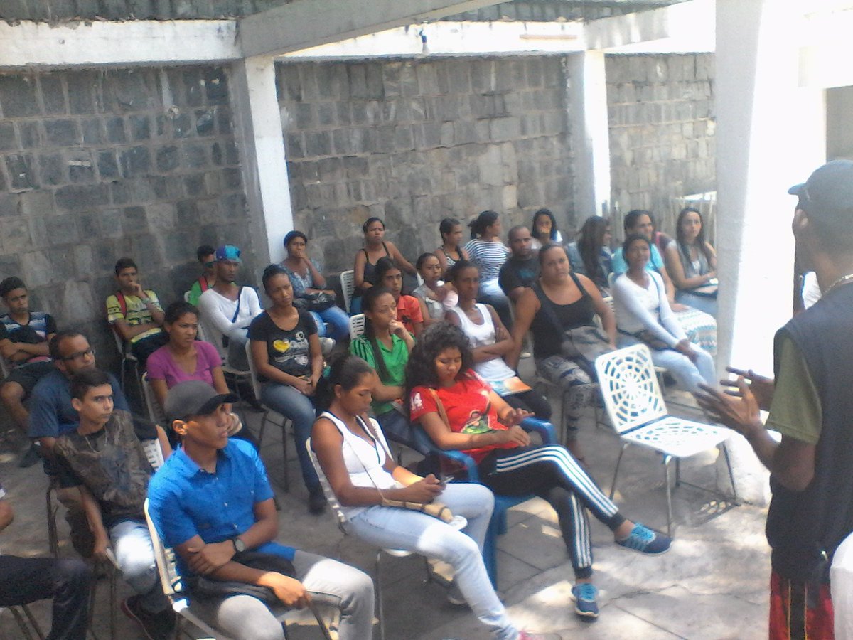 SomosVzlaVargas's tweet photo. Hoy atendiendo a los jovenes entre 15 y 35 años Con el Plan #ChambaJuvenil https://t.co/gm3FFIyljf